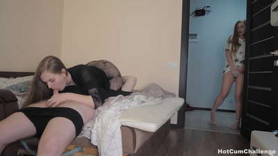 Күйеуінің алдында ақ түсті еркектердің бет-әлпетін киіп жатқан қара нәсілді адамдардың суреттері